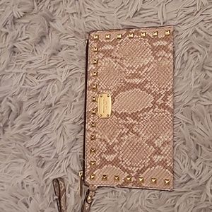 Great condition Micheal Kors snakeskin wristlet.